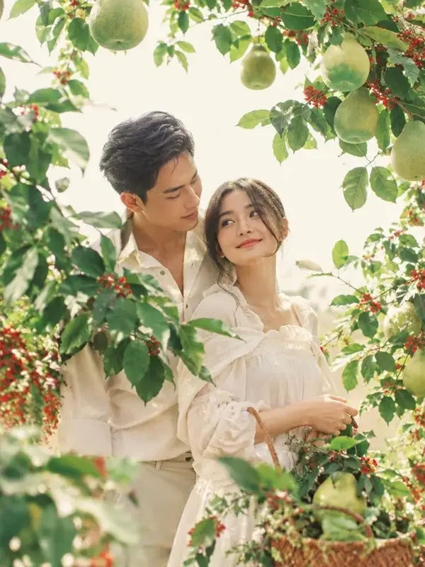 AI漫剧在线《蜜柚时光》封面海报，男女主角在阳光果园中分享柚子